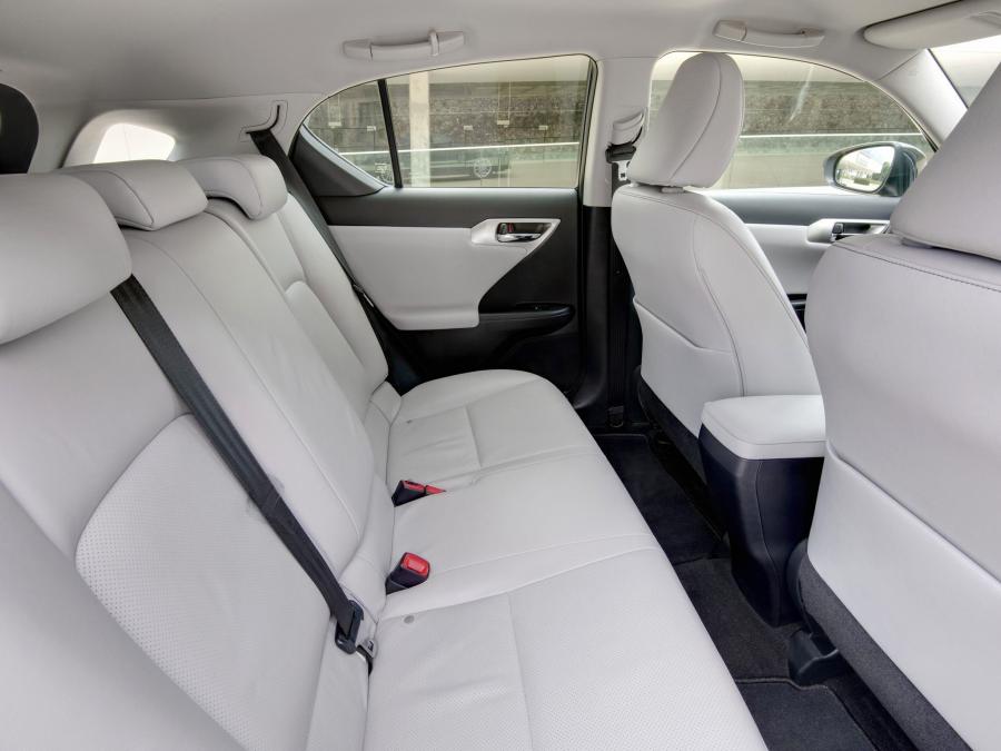  Lexus CT200h 2010 года  (UK) (фото 2 из 27)